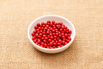 麻袋の上にピンクペッパー