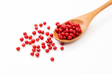 白背景にスプーンとピンクペッパー