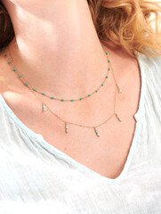 Bijoux, collier, pendentif, chaîne et perles turquoise