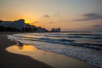 Vistas de la playa al amanecer