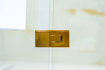 Zoom sur les différents éléments d’une salle de bain moderne avec marbre blanc à rainures...