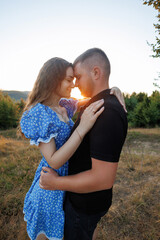 Fototapeta premium Couple enjoying a romantic sunset moment in a serene outdoor setting
