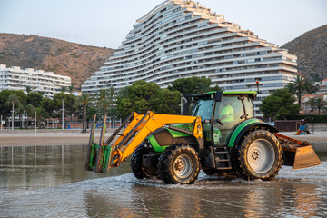Tractor trabajando en la playa