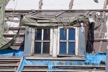 Altes Fenster an einem alten verfallenen Haus, Deutschland