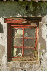 Altes Fenster an einem alten verfallenen Haus, Deutschland