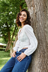 Obraz premium Enjoying a sunny summer day in the park with a smile and wavy brown hair