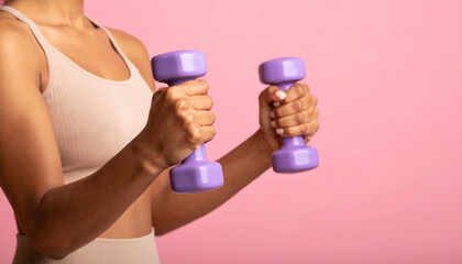 hand holding a dumbbell