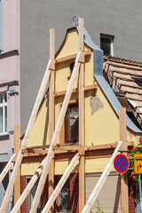 Altes verfallenes Haus mit Stützpfeilern gestützt, Altstadt, Stralsund, Mecklenburg-Vorpommern,...