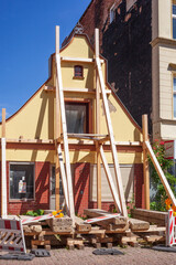 Altes verfallenes Haus mit Stützpfeilern gestützt, Altstadt, Stralsund, Mecklenburg-Vorpommern, Deutschland