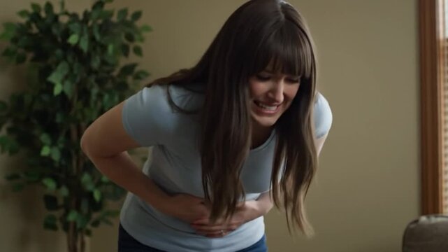 femme souffrant d'importantes douleurs au ventre