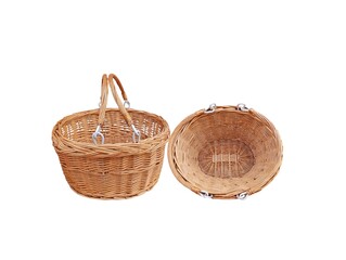 The white background in the picture is a brown woven rattan basket with two handles and a white ring for holding. The weaving pattern is very beautiful and is used in the household to put vegetables.