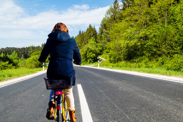Radfahrer Radfahrerin auf freier Landstraße 