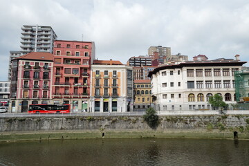 Obraz premium Buildings by the riverside in the city of Bilbao