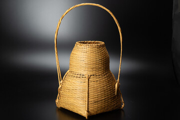 方円籠（上塗竹入子添）– 日本の伝統的茶道竹工芸花入