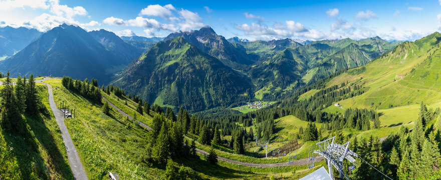 Der Berg Widderstein steht dominant am Ende des Kleinwalsertal, mit dem Arlberg im Hintergrund, im Sommer Wander- und Klettergebiet