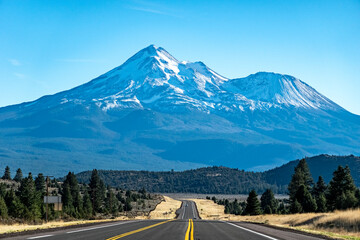 Naklejka premium Road towards Mounts Shasta and Shastina in California,