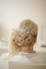 blonde Brautfrisur lockig hochgesteckt mit Haarschmuck