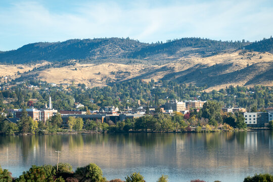 scenery at Klamanth falls town and lake ewauna oregon