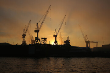 Fototapeta premium Hamburger Hafen bei Sonnenaufgang im Winter 