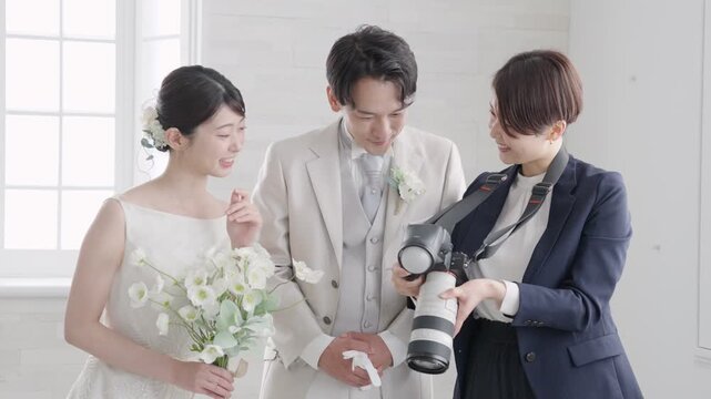 結婚式で撮影するブライダルカメラマン

