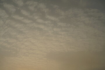 Sehr schöner ruhiger heiterer Wolken Himmel am frühen Morgen beim Aufgang der Sonne