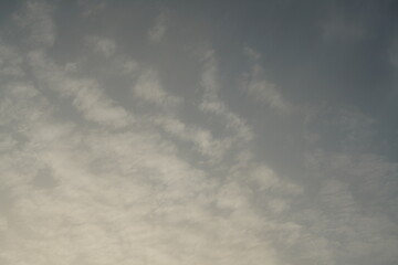 Sehr schöner ruhiger heiterer Wolken Himmel am frühen Morgen beim Aufgang der Sonne