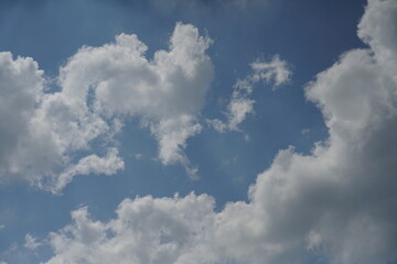Wolkenhimmel, hoch oben mit Licht und blauem Hintergrund als lebhafter Backdrop