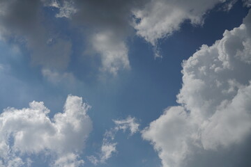 Wolkenhimmel, hoch oben mit Licht und blauem Hintergrund als lebhafter Backdrop