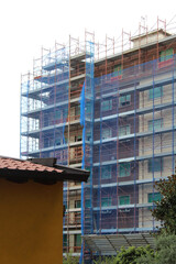 Lavori in corso nel cantiere edile in città in estate - costruire un nuovo condominio