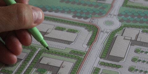 Architetto urbanista che progetta un nuovo quartiere in città