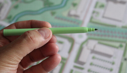 Architetto urbanista che progetta un nuovo quartiere in città