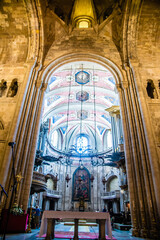 Obraz premium Lisbon, Portugal - July 6 2025: The arch structure of Cathédrale de Santa Maria Maior, Sé de Lisbonne in Lisbon Portugal