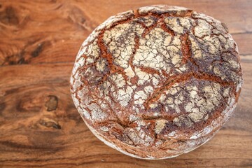 rundes landbrot auf einem holztisch