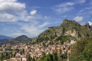 taormina, italien - stadtpanorama mit landschaft und häusermeer