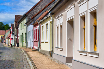 Straßenfront Lassan Altstadt Vorpommern entzerrt