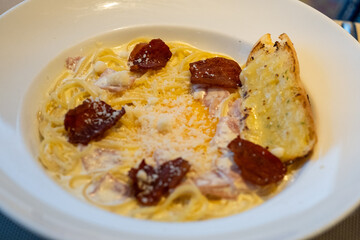 Creamy Pasta with Sun-Dried Tomatoes and Garlic Bread