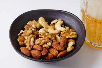 ナッツ盛合せと生ビール