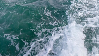 vue a&eacute;rienne de vagues puissantes et &eacute;cume blanche sur l&rsquo;oc&eacute;an bleu