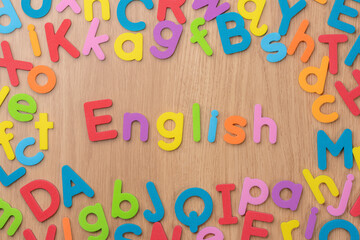 カラフルなアルファベットの英単語「English」