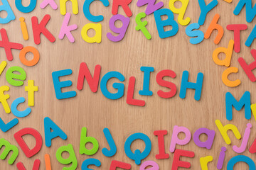 カラフルなアルファベットの英単語「English」