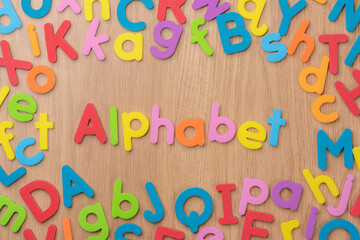 カラフルなアルファベットで構成された英語の単語Alphabet