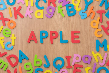 カラフルなアルファベットで構成された英語の単語APPLE