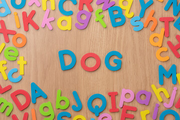 カラフルなアルファベットで構成された英語の単語DOG