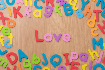 カラフルなアルファベットで構成された英語の単語Love