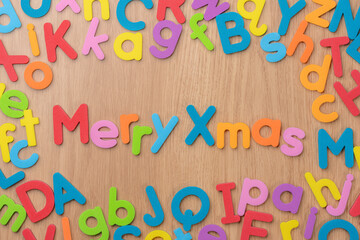 カラフルなアルファベットで構成された英語の単語Merry Xmas