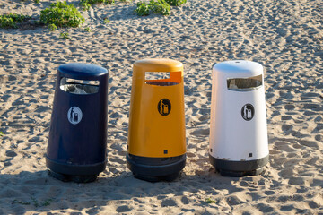 Cestini della spazzatura sulla spiaggia