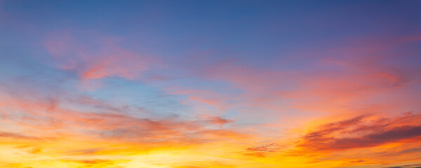Fototapeta premium Colorful clouds and sky backdrop,Sunset Sky Background in the Evening with Dramatic Dusk Clouds and Colorful Pink, Orange Sunlight on Blue Twilight sky, Beautiful Summer Sunrise Horizon sky Backdrop.