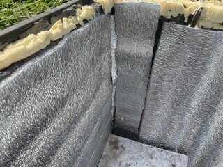 Insulation of a pit inside a well