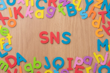 カラフルなアルファベットで構成された英語の単語SNS