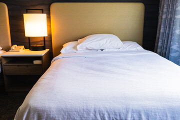 confortable cama en habitación  de hotel estilo moderno